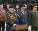 images/2014/Svyashchennik_osvyatil_novie_znamena_otryadov_OMON3258349.jpg