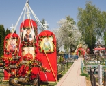 images/2019/K_Pashe_Hristovoy_palomniki_divno_ukrasili_mesto_upokoeniya_svyatoy4630673.jpg