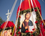 images/2019/K_Pashe_Hristovoy_palomniki_divno_ukrasili_mesto_upokoeniya_svyatoy5697706.jpg