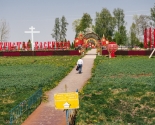 images/2019/K_Pashe_Hristovoy_palomniki_divno_ukrasili_mesto_upokoeniya_svyatoy7920163.jpg
