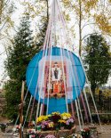 images/2019/Prirodnimi_materialami_i_givimi_tsvetami_ukrasili/