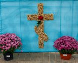 images/2019/Prirodnimi_materialami_i_givimi_tsvetami_ukrasili/