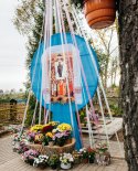 images/2019/Prirodnimi_materialami_i_givimi_tsvetami_ukrasili/