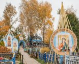 images/2019/Prirodnimi_materialami_i_givimi_tsvetami_ukrasili/