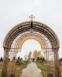 images/2019/Prirodnimi_materialami_i_givimi_tsvetami_ukrasili/