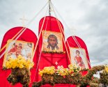 images/2022/Palomniki_ukrasili_k_Pashe_mesto_upokoeniya_blagennoy_Valentini8356174.jpg