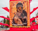 images/2022/Palomniki_ukrasili_k_Pashe_mesto_upokoeniya_blagennoy_Valentini8653399.jpg