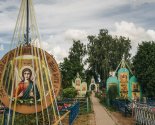 images/2022/Palomniki_ukrasili_mesto_upokoeniya_blagennoy_Valentini/