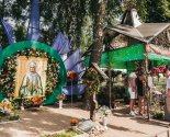 images/2022/Palomniki_ukrasili_mesto_upokoeniya_blagennoy_Valentini/
