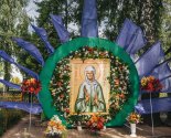 images/2022/Palomniki_ukrasili_mesto_upokoeniya_blagennoy_Valentini/